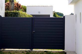 Analyse des différents types de portails : formes, matériaux et critères de choix