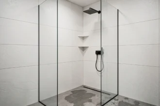 Douche à l'italienne avec dalles murales PVC effet pierre blanc sans joint dans une salle de bain minimaliste moderne