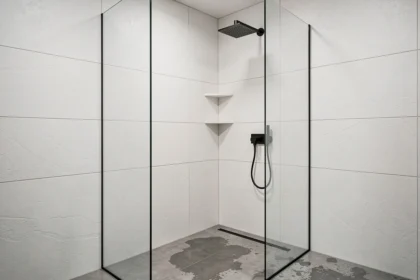 Douche à l'italienne avec dalles murales PVC effet pierre blanc sans joint dans une salle de bain minimaliste moderne