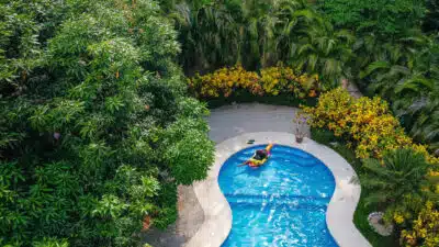 Pourquoi choisir une piscine coque en polyester ? Réponse en 5 points !