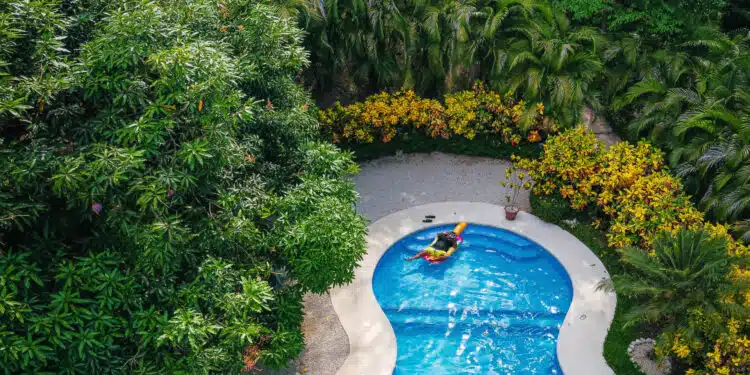 Pourquoi choisir une piscine coque en polyester ? Réponse en 5 points !