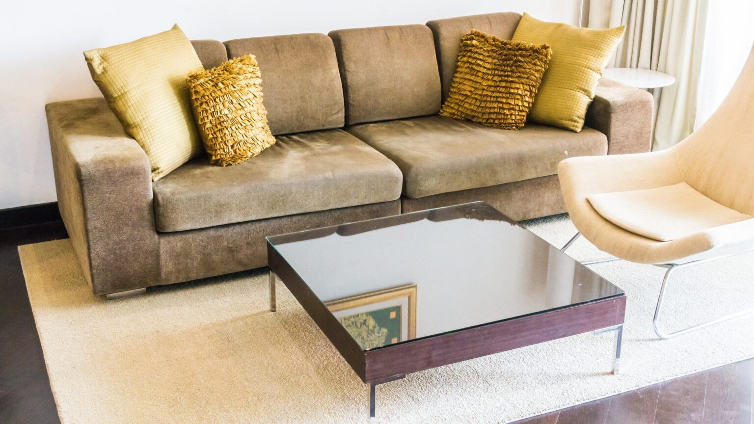 Salon beige et blanc : comment choisir ses meubles pour un intérieur chaleureux et moderne ?