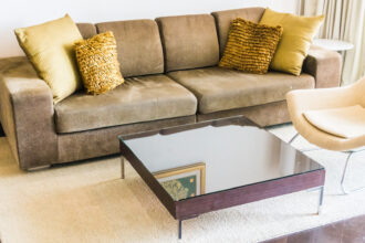 Salon beige et blanc : comment choisir ses meubles pour un intérieur chaleureux et moderne ?