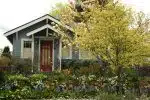 une maison avec jardin