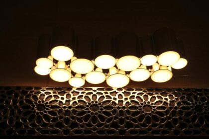 un plafonnier décentré